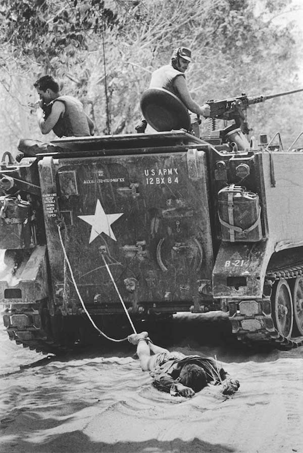 Bức ảnh lính Mỹ dùng xe thiết giáp kéo lê xác 1 người lính cộng sản hồi tháng 2/1966 tại miền Nam, Việt Nam, nay là quận Tân Bình – thành phố Hồ Chí Minh gây chấn động thế giới. Tác giả của bức ảnh này chính là phóng viên người Nhật Kyoichi Sawada thuộc hãng thông tin UPI, thắng Giải thưởng Ảnh báo chí Thế giới năm 1966.